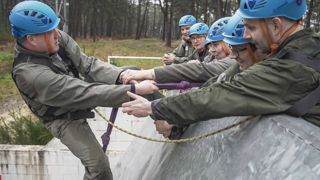 Servir, écouter, et partager un objectif commun sont les trois règles des militaires pour cimenter les relations professionnelles. © S. Auché/Fondation Saint-Cyr Servir, écouter, et partager un objectif commun sont les trois règles des militaires pour cimenter les relations professionnelles. © S. Auché/Fondation Saint-Cyr